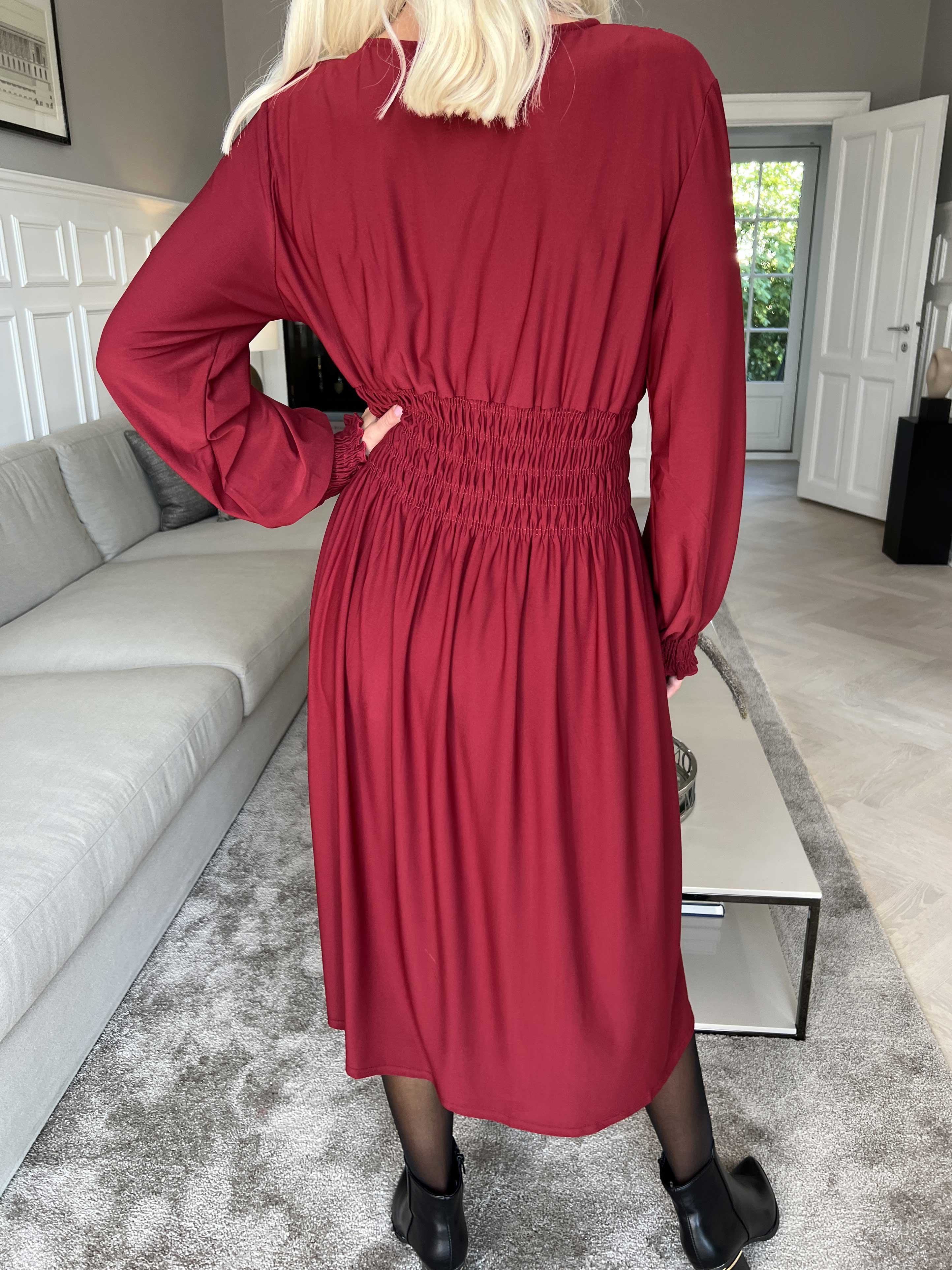 Pams Plain Midi L/S - Elastisk klänning med smock och långa ärmar